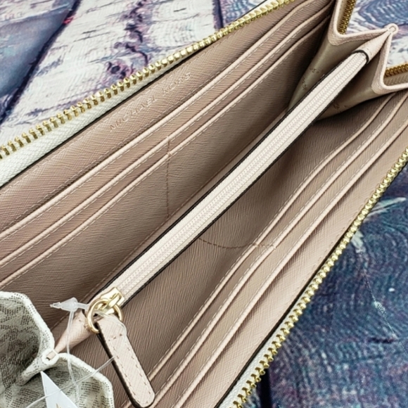 Michael Kors Jet Set LG Wallet - Picture 4 of 6